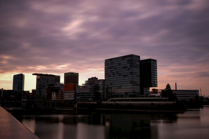Hier kannst du das Hyatt Hotel an dem Medienhafen sehen